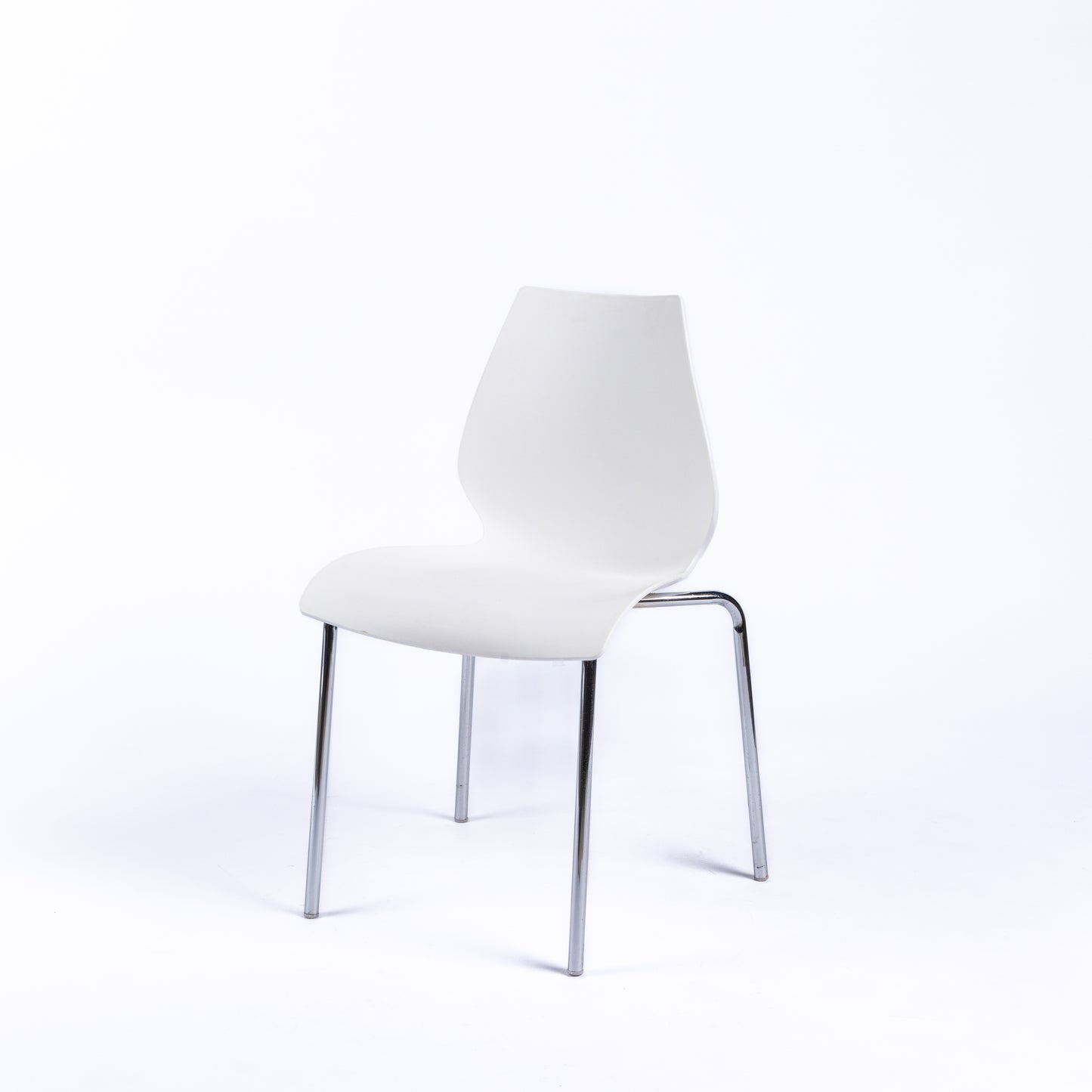 CHAIR – COFFEE, WHITE PLASTIC