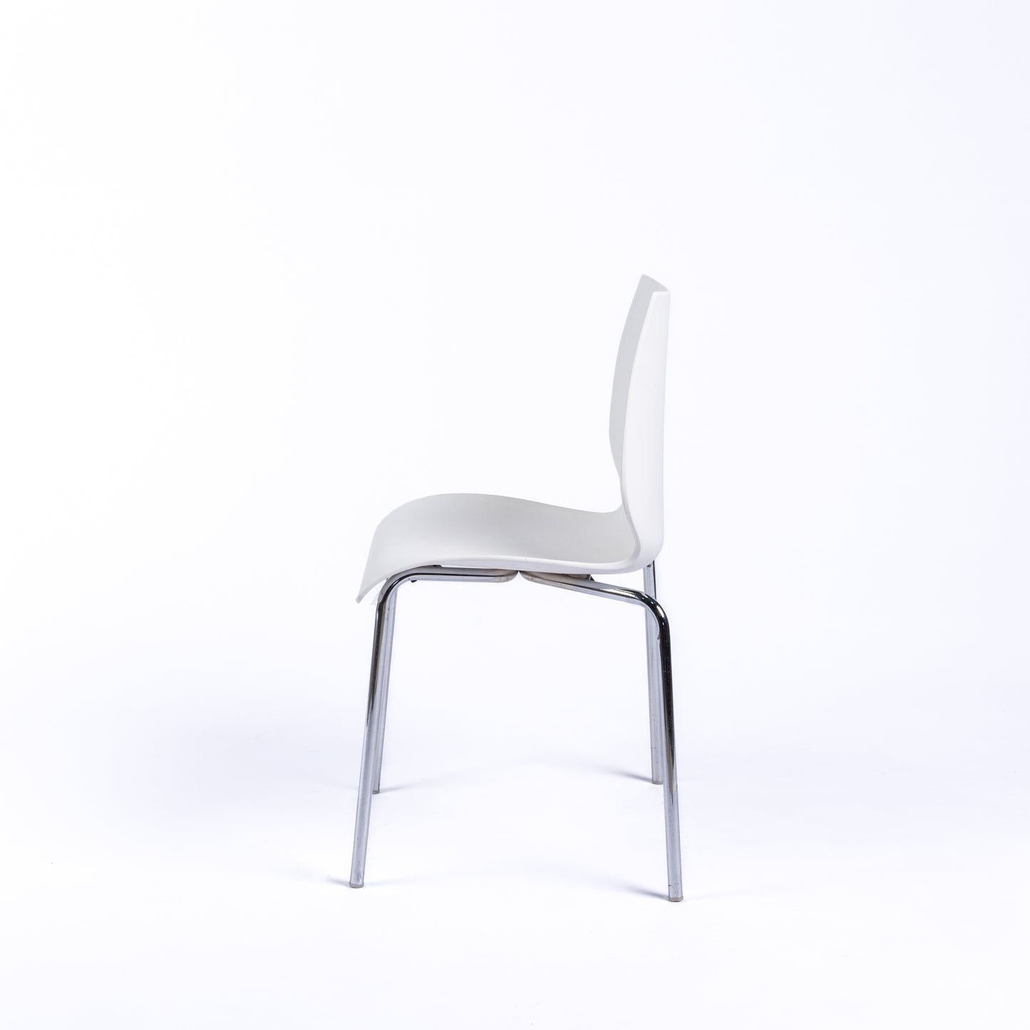 CHAIR – COFFEE, WHITE PLASTIC